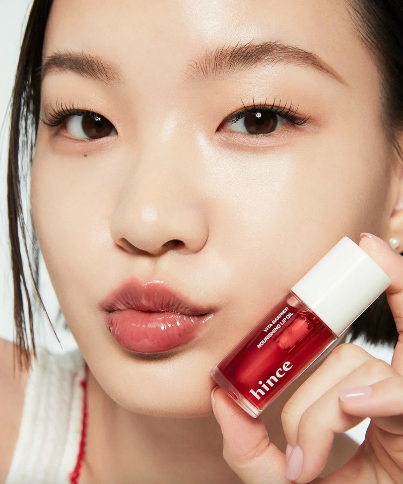 Hince Vita Barrier Nourishing Lip Oil Kingsberry Flavor being held by model