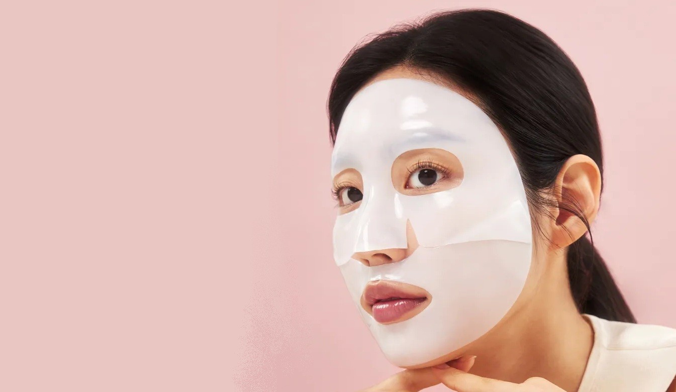 Model wearing Biodance Bio-Collagen Real Deep Mask