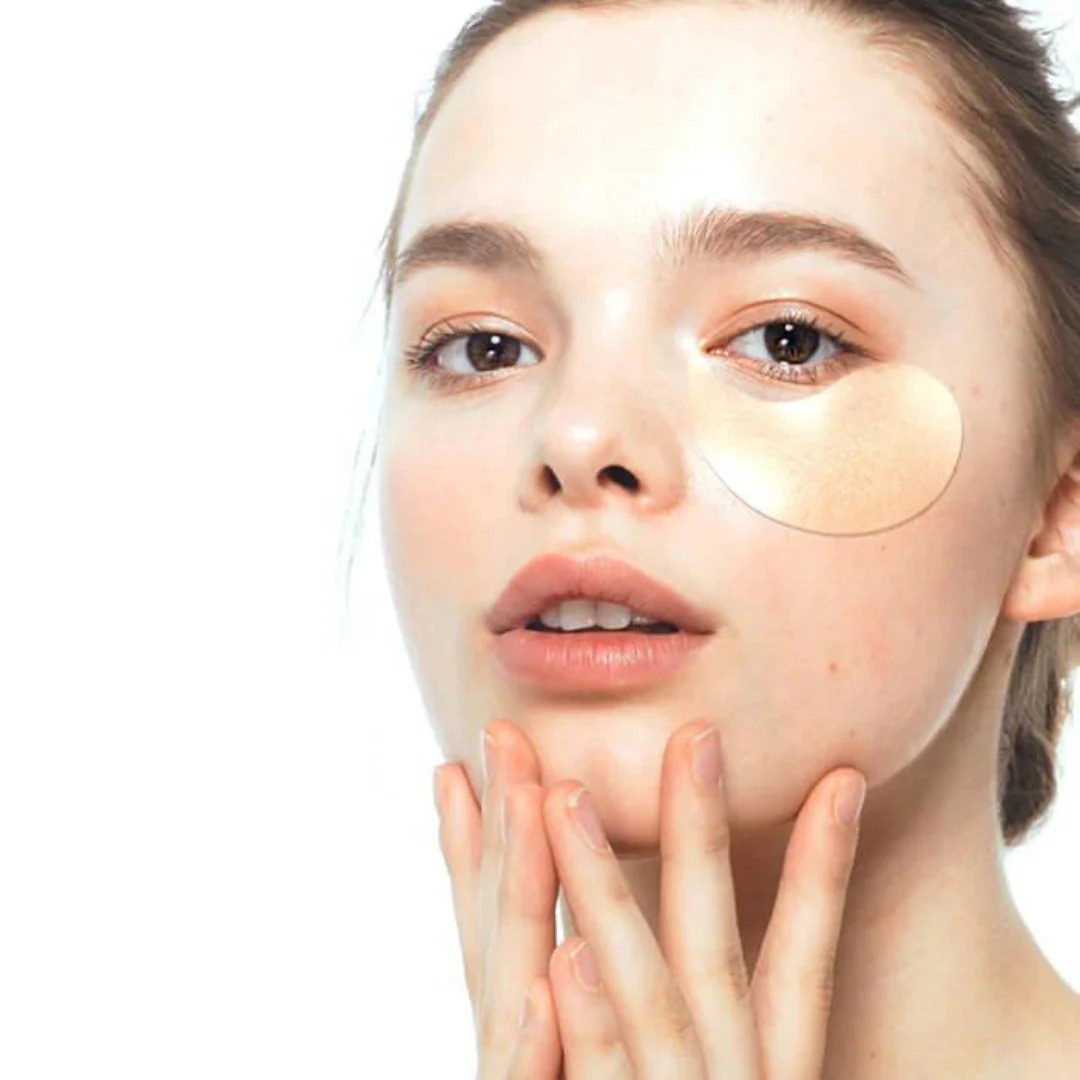 Young model wearing the Petitfee Gold Hydrogel Eye Patches under her left eye