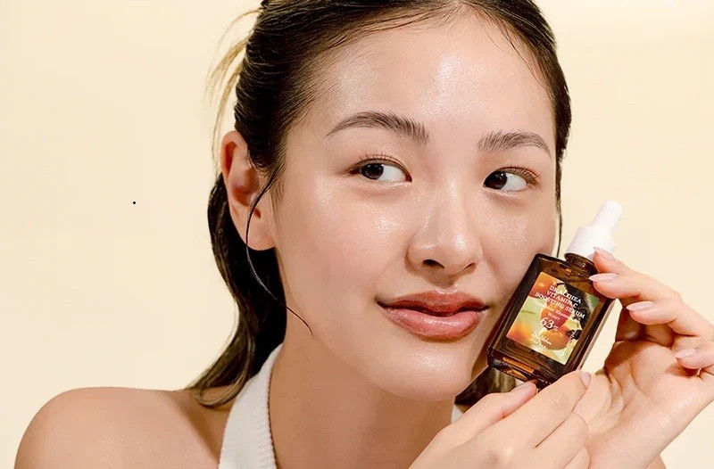 Model holding Dr Althea Vitamin C Boosting Serum
