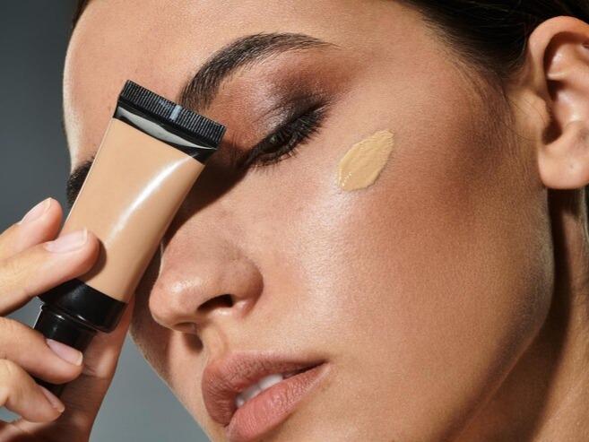 The Fundamentals of Foundation – How to Pick and Use the Perfect Shade to Match Your Season