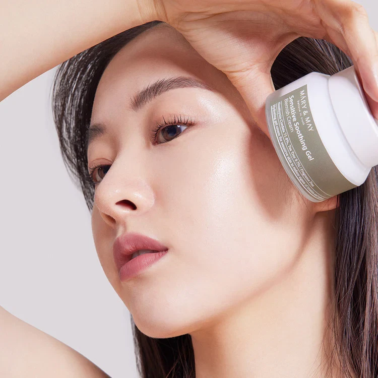 Model holding Mary&May Sensitive Soothing Gel cream
