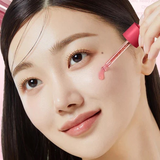 Medicube model using Niacinamide TXA serum