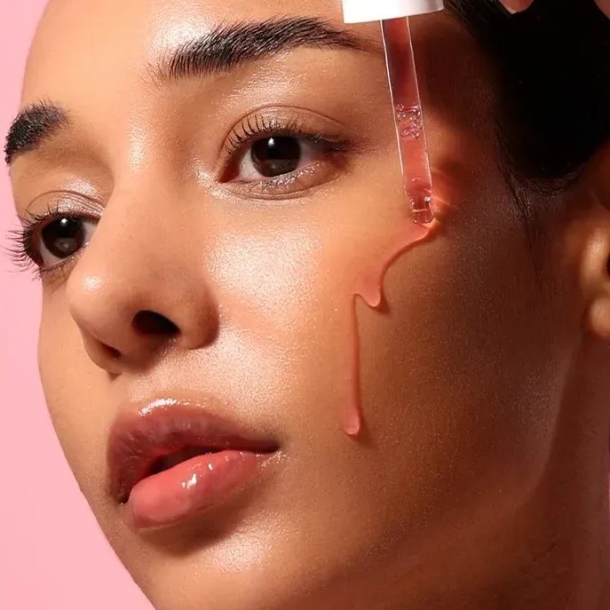 Anua model using Niacinamide 10 TXA 4 serum