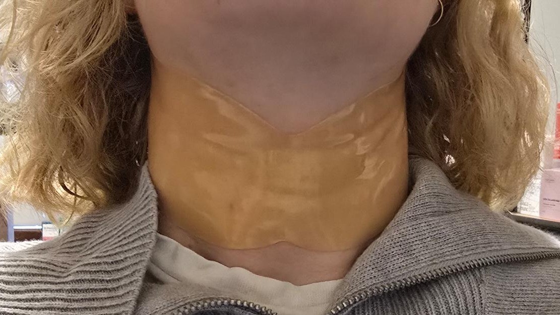 Picture of Gold Hydrogel neck mask in use