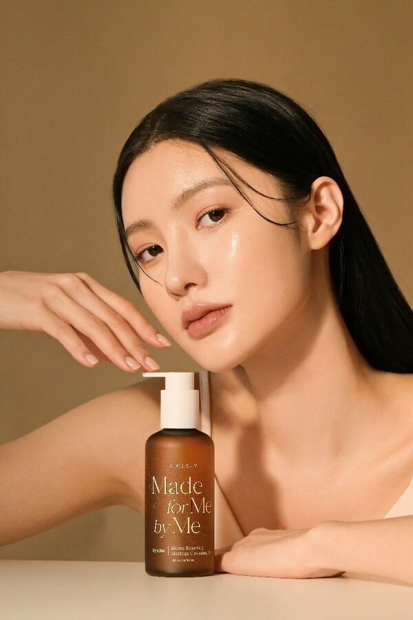 Axis Y Ay&Me Biome Resetting Moringa Cleansing Oil posed with a model