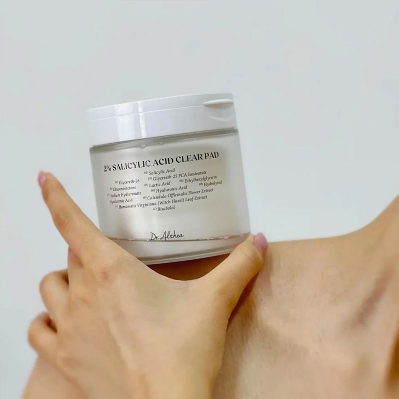 Dr Althea 2% Salicylic Acid Clear Pad resting on a model shoulder