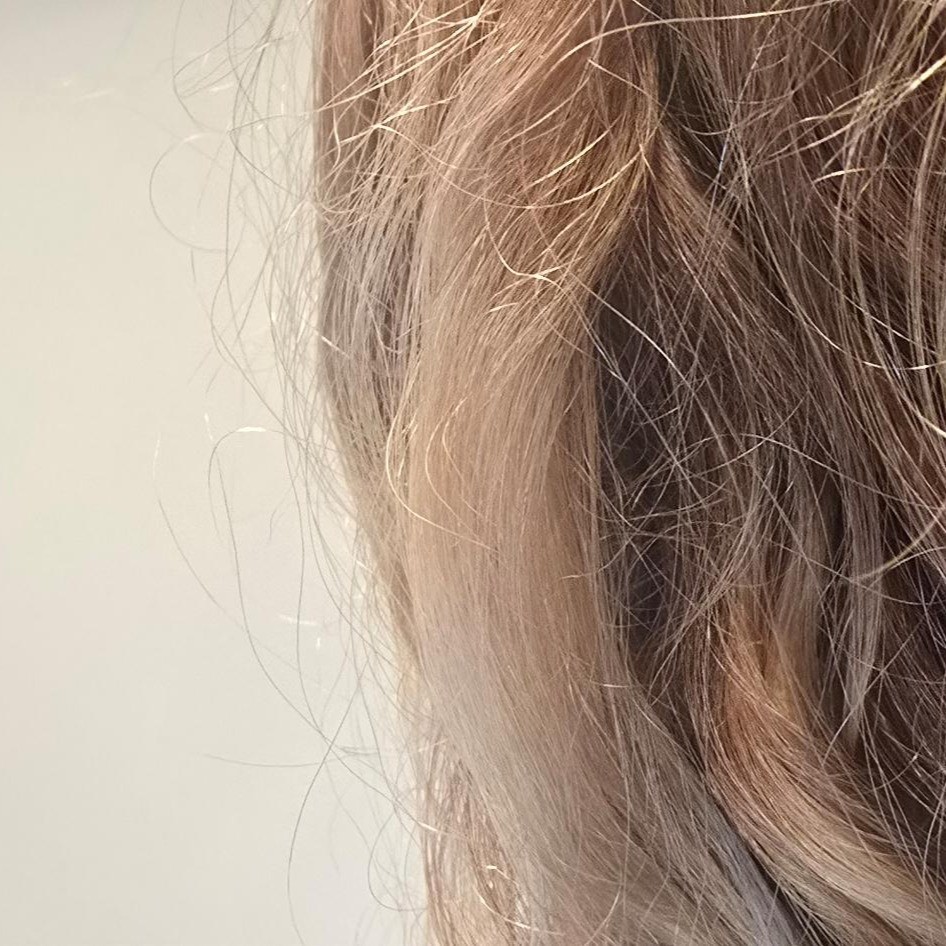 Hair picture showing frizzy, dry and messy blonde hair