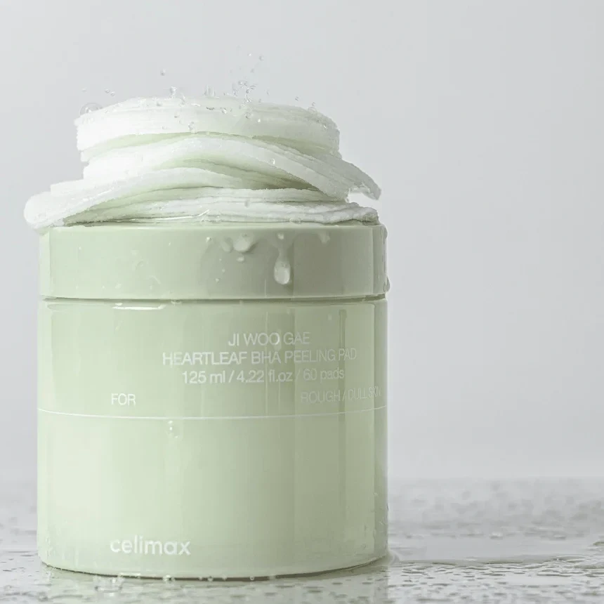 Ji Woo Gae Heartleaf BHA Peeling Pads resting on container